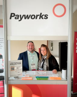 Deux employés sur un stand de salon.