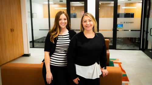Deux employés de Payworks se tiennent côte à côte.