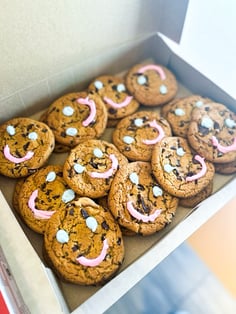 Une boîte de biscuits.