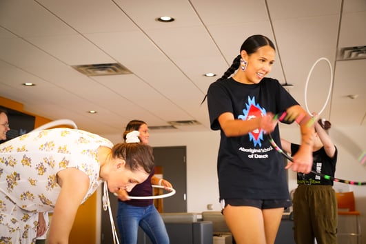 Une instructrice de l’Aboriginal School of Dance animant un atelier.