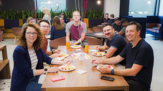 Photo : Maureen et quelques membres de l’équipe démarrent la Campagne Payworks 2024 avec Centraide Winnipeg en milieu de travail - à l’aide de crêpes en début de journée.