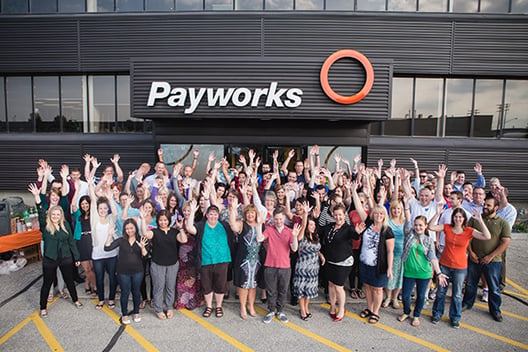 Photo de groupe devant le siège social de Payworks.