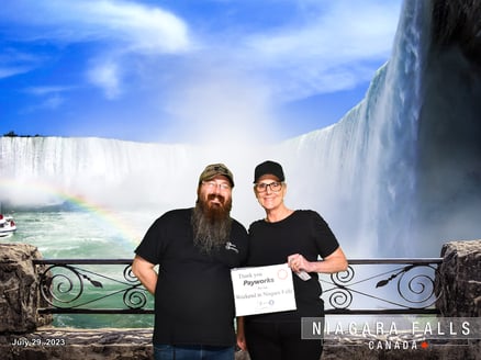 Image de deux personnes devant les chutes du Niagara.