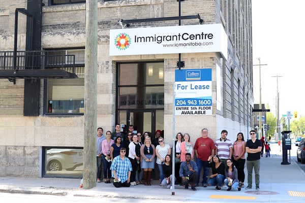 Photo de groupe à l’extérieur du Immigrant Centre. 