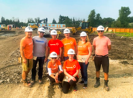 Sept employé·e·s de Payworks sur un chantier de construction. 