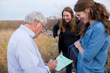Chelsea Lobson (au centre), directrice des programmes de la Lake Winnipeg Foundation se joint aux bénévoles Peter Williams et Danica Racicot à Cooks Creek pour la collecte d’échantillons d’eau dans le cadre du réseau de surveillance communautaire du lac Winnipeg. 