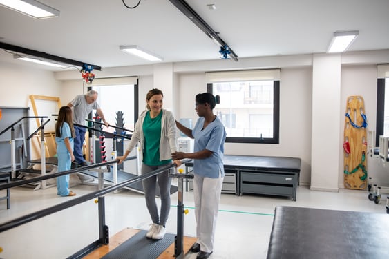 Des patients reçoivent de l’aide dans un cabinet de physiothérapie.