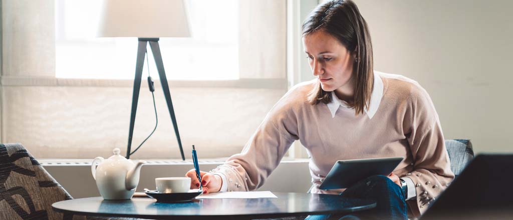 Des employés de Payworks en train de tenir une lettre. Il est écrit : « Donner au suivant ».