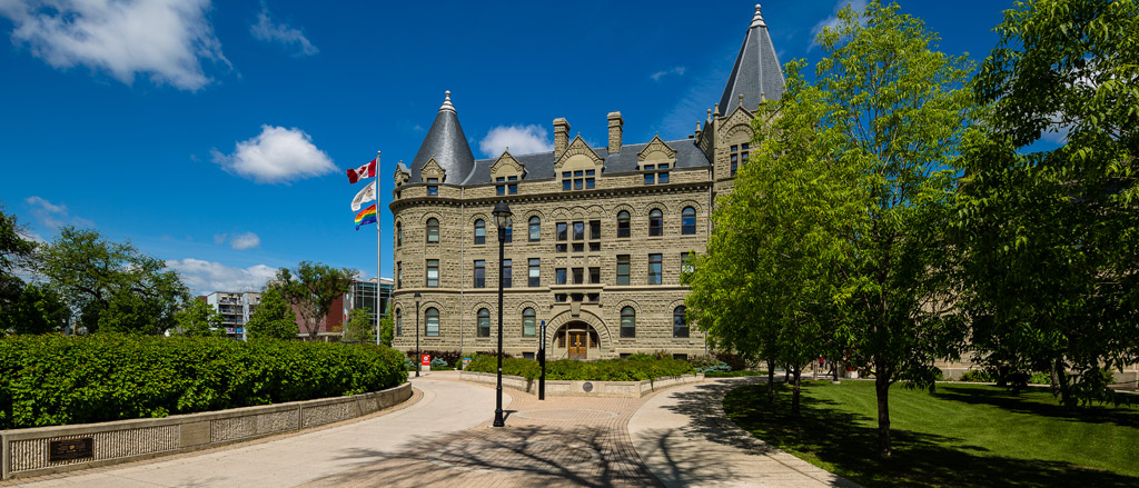 Un texte qui dit « Nouvel article : égaliser l’accès à l’éducation avec la Fondation de l’Université de Winnipeg » Le campus de l’Université de Winnipeg dans le centre-ville est visible en arrière-plan. 