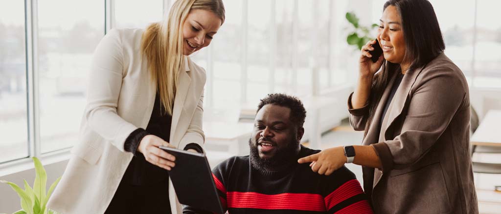 Il est écrit « Traitement de la paie : les fonctionnalités essentielles pour payer vos employés à temps ». 