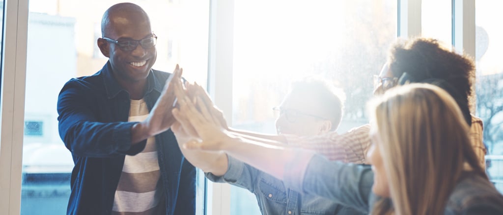 Un groupe de quatre personnes se félicitent en se tapant dans les mains, accompagné du texte suivant : « Payworks et Intuit Quickbooks Online, les meilleures amies de la paie et de la comptabilité ». 