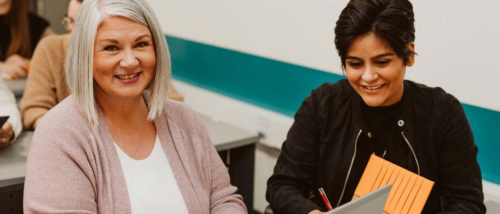 Il est écrit : « De la part de nos experts : les données RH qui comptent. Jennifer Johnston, vice-présidente des ressources humaines, et Chris Radford, directeur des ressources humaines. 