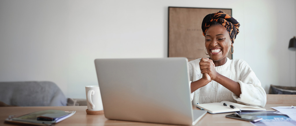 Une femme regarde un ordinateur portable, l’air heureux, accompagné du texte suivant : « Si vous avez manqué l’information : découvrez des solutions et des outils qui vous aideront à passer la meilleure des années! ». 