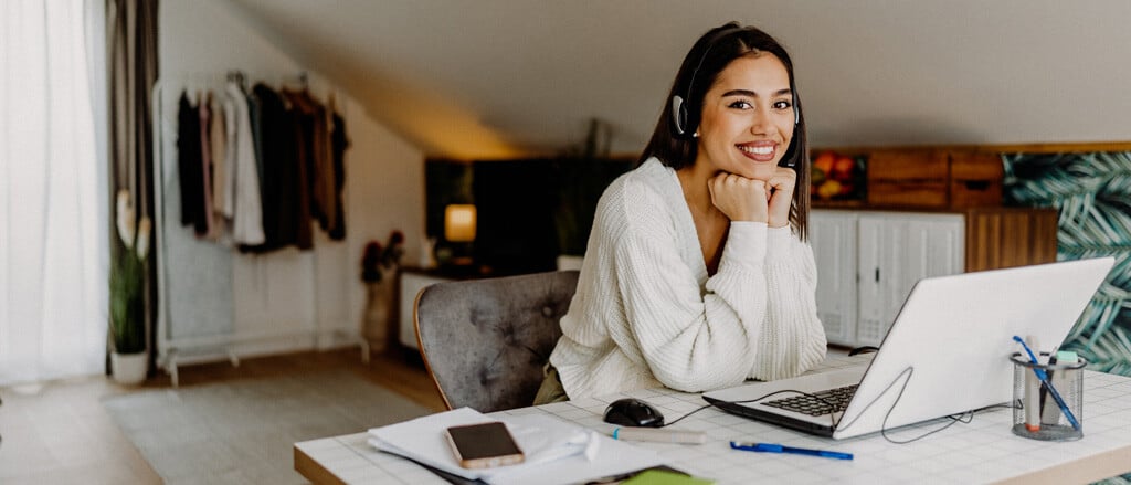 Une femme avec un casque d’écoute tout sourire devant un ordinateur portable, accompagnée du texte suivant : « Comment pouvez-vous aider les nouveaux membres de votre équipe à comprendre leurs TD1 ou TP-1015.3-V? ». 